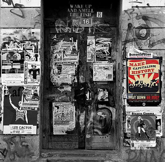 1332_5716 Make Capitalism History - Plakate in einem Hauseingang der ehem. besetzten Häuser. | St. Pauli Hafenstrasse - Bilder aus Hamburg Sankt Pauli.